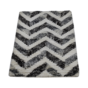 Alfombra de Lana Tejida a Mano, Color Gris Carbón y Marfil, Diseño Chevron, Pelo Corto, Yute, Estilo Moderno Marroquí, Zigzag - Product Image 1