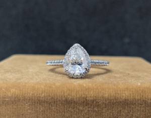 Bague de fiançailles et de mariage pour femme en or blanc 14 carats massif, sertie d'un diamant de laboratoire taille poire de 1 carat, certifié IGI, style vintage, avec halo. - Product Image 5