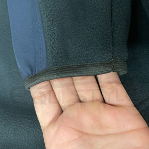 Veste tactique coupe-vent en polaire bleue, veste softshell pour la randonnée avec broderie personnalisée, vente en gros de vestes pour la randonnée, le camping et les activités de plein air - Product Image 4