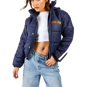 เสื้อแจ็คเก็ตพาร์กาแบบหนาสำหรับฤดูหนาว ดีไซน์ใหม่สำหรับผู้หญิงและผู้ชาย แบบ OEM สั่งทำได้ สีดำ มีฮู้ด คอปก ซิปแบบกลับด้านได้ พร้อมโลโก้ - Product Image 1