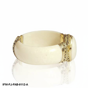 Bracelet jonc à charnière en émail crème style vintage avec finition or antique et centre en cabochon ovale - Product Image 2