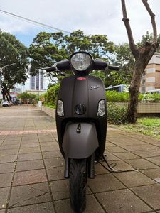 Motocicleta Urbana Japonesa Azul Claro, Scooter de Gasolina de 100cc, Vista Frontal, Lista para Usar - Product Image 3