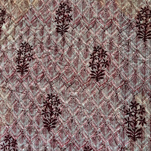 Tela de algodón con estampado geométrico a mano, diseño floral Buta sobre estampado de diamantes Jaal. - Product Image 1