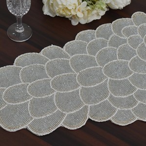Chemin de table élégant perlé, ovale, en tissu, design glamour fait main, blanc, tapis décoratif - Product Image 4