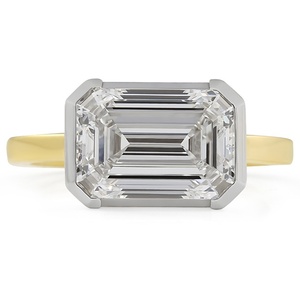 Anillo de Compromiso con Diamante Corte Esmeralda, Banda de Oro Amarillo con Engaste Pavé, Estilo Clásico, Joyería para Mujer, Certificado IGI - Product Image 1