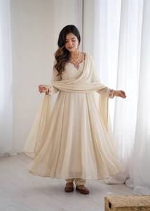 Robe Anarkali blanche en faux georgette, col en V, manches brodées, style Choli, dupatta en dentelle dorée, pour l'hiver et l'été, idéale pour les fêtes - Product Image 3