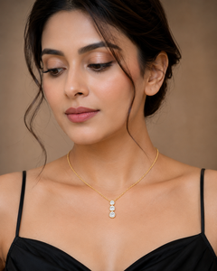 Collier pendentif en or jaune 10K avec diamants ronds taille brillant sertis clos, trois pierres verticales, design classique minimaliste, chaîne à maillons - Product Image 1