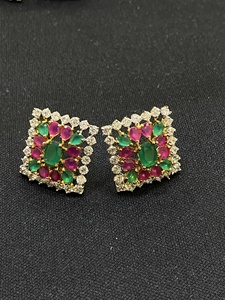 Pendientes de Oro de 22K con Rubíes y Esmeraldas Hechos a Mano, Estilo Tradicional Indio de Rajastán, Unisex, para Aniversario, Étnicos, RAY FINE ORNATES - Product Image 3