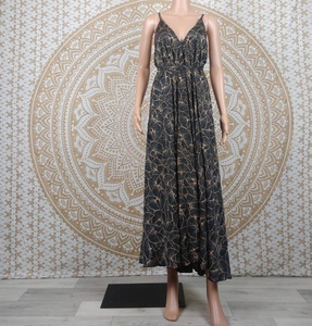 Vestido Maxi Bellary sin Espalda con Cuello en V y Corte en A, 100% Algodón, Estampado Boho, Formal, en Negro, Rojo, Verde, Gris, Rosa y Azul - Product Image 3