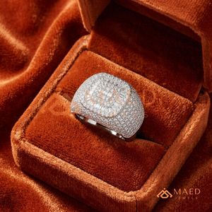 Anillo de Plata de Alta Calidad con Incrustaciones de Diamantes, Diseño de Cruz Bicolor y Racimo de Circonitas Baguette, Joyería de Moda Masculina, Anillo de Diamantes de Alta Gama - Product Image 4
