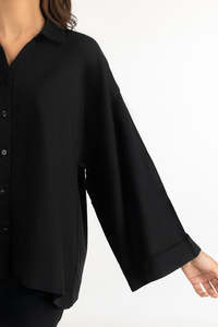 Nouvelle conception de chemise noire boutonnée surdimensionnée pour femmes, fabriquée au Pakistan, coupe ample, ourlet asymétrique, chemise décontractée pour tous les jours - Product Image 5