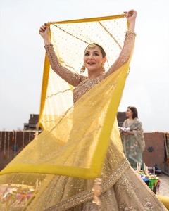 Élégante Robe de Soirée Traditionnelle en Soie Beige Jaune Brodé, Prête à Porter, pour Mariage et Fêtes, Style Lehenga Choli, pour Femmes d'Inde et du Pakistan - Product Image 5