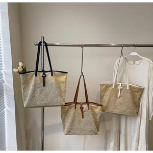 Logra un look refinado sin esfuerzo con este hermoso bolso de hilo natural, con tejido artesanal y detalles en cuero. - Product Image 5