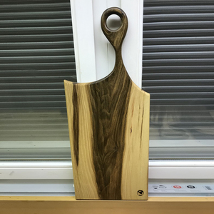 Planche à découper en bois saisissante avec un design rayé multi-tons, fabriquée à partir de diverses bois dures, dotée d'une poignée inclinée - Product Image 4