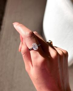 Anillo de Compromiso Clásico con Diamante Ovalado de 1.50CT Cultivado en Laboratorio, SPARKLING SPLENDOR, Oro Amarillo de 9K, Engaste de Garras, para Mujer - Product Image 2