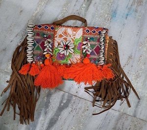 Banjara กระเป๋าสะพายไหล่ของผู้หญิงกระเป๋าคลัทช์ปักลายวินเทจหรูหราออกแบบได้ตามที่ต้องการสำหรับช้อปปิ้งตอนเย็นกระเป๋าสะพายไหล่ GC-BG-977 - Product Image 2