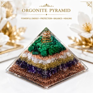 Pyramide d'orgonite en cuivre avec malachite naturelle, améthyste et quartz clair, protection énergétique, équilibrage des chakras, énergie positive - Product Image 1