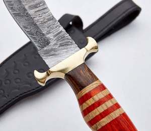 Outil utilitaire à lame fixe en acier Damas forgé à la main avec manche en bois coloré et étui en cuir - Product Image 2