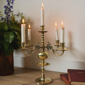 Candelabro clásico de latón pulido de cinco brazos con un nodo esférico liso en el cuerpo central y bandejas de recogida planas, a precios de mayorista. - Product Image 1