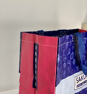 กระเป๋าโท้ทกันน้ำแบบพับได้ ใช้ซ้ำได้ สำหรับผู้หญิง ผลิตจากผ้า PP ทอ  รับผลิตแบบ OEM/ODM พร้อมโลโก้ โรงงานเวียดนาม  ขั้นต่ำในการสั่งซื้อน้อย - Product Image 3