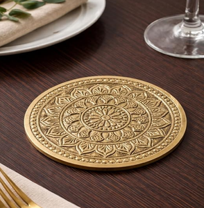 Ensemble de sous-verres ronds en laiton finition antique, ornés de motifs détaillés de feuilles de palmier tropicales gravées, disponibles à prix de gros. - Product Image 3