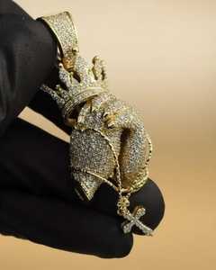 Colgante de Lujo de Oro de 18K con Corona de Moissanita y Cruz, Joyería Religiosa Cristiana con Temática de Mano de Jesús Orando para Hombre - Product Image 3