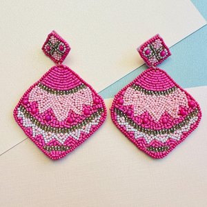 Boucles d'oreilles ovales perlées faites à la main, thème floral géométrique rose, bijoux pour fête, confectionnées avec du fil de polyester - Product Image 1