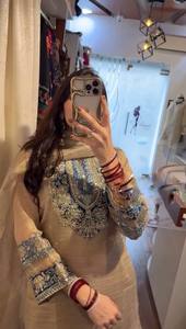Kurta, Pantuwa et Châle Traditionnels Indiens et Pakistanais pour Femme en Georgette Gaufrée Beige, Séchage Rapide, Toutes Saisons, Tenue de Fête et de Mariage - Product Image 2