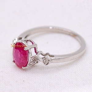 แหวนหมั้นเพชรเม็ดเดี่ยวประดับทับทิมทรงรีธรรมชาติ ทองคำขาว 14K แท้ ขายส่ง Memoria Jewels - Product Image 5