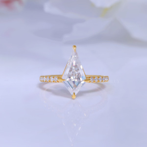 Anillo de compromiso de moissanita con corte cometa, engaste de oro de 10K con banda de diamantes, joyería clásica para mujer - Product Image 5