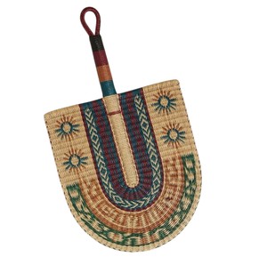 Éventail unique en jonc de mer tressé, avec des accents vert foncé rouille et bleu marine effet soleil, outil de rafraîchissement artisanal pour les coiffures estivales - Product Image 3