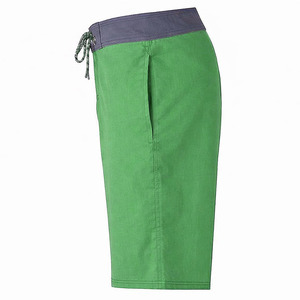 Shorts d'entraînement personnalisés pour hommes – Tissu satiné écologique respirant avec cordon de serrage, taille mi-haute, logo personnalisé sur le devant - Product Image 3