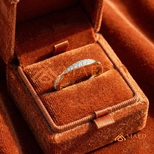 Bague romantique en or 18 carats avec diamants cultivés en laboratoire, alternant baguettes et diamants ronds | Bague de promesse minimaliste en moissanite pour mariée - Product Image 2