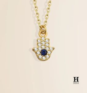 Collier avec pendentif main Hamsa en or 18 carats personnalisé avec accents de diamants – Fabricant de bijoux fins - Product Image 2