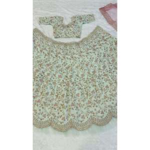 Lehenga choli ชุดปาร์ตี้ออกแบบด้วยด้ายและ dori ทำงานเครื่องประดับชาติพันธุ์อื่นๆ - Product Image 1