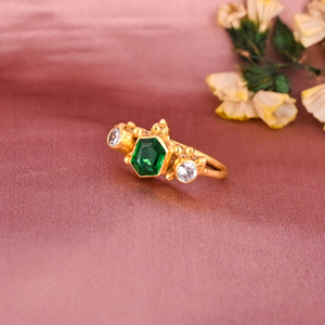 Elegante Anillo de Latón Chapado en Oro con Esmeralda Hidro y Circonita Cúbica, Joyería de Diseño para Mujer - Product Image 2
