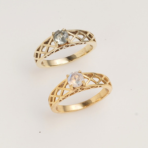 Bague solitaire en topaze bleue, ton or, bande géométrique, minimaliste, faite à la main, élégante, bijoux de créateur pour femme, à porter au quotidien - Product Image 1