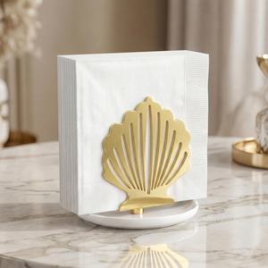 Porte-serviettes en forme de coquillage doré avec base en céramique blanche, élégant organisateur de serviettes de table de style côtier, décoration de table de luxe - Product Image 1