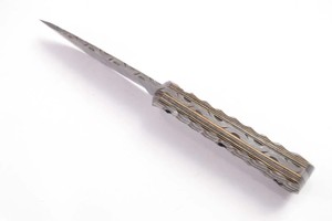 Couteau de chasse à lame fixe en acier Damas, pointe tombante, manche pleine longueur avec fourreau en cuir, manche en bois Pakka avec rainures - Product Image 4