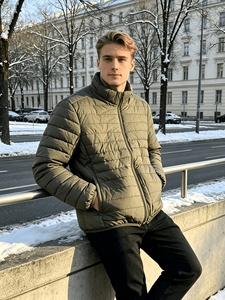 Blouson matelassé à capuche pour homme avec isolation de qualité supérieure, personnalisation de la marque, commandes en gros et options d'emballage personnalisées - Product Image 3