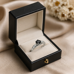 Bague solitaire exclusive en diamant noir |   Diamant noir taille ronde avec pierres d'accentuation blanches |   Cadeau de bijoux élégants et raffinés pour femmes - Product Image 5
