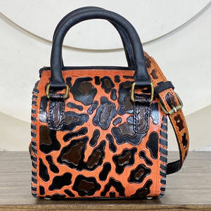 Bolso de mano tipo bandolera de lujo, hecho a mano, con estampado de leopardo, en cuero vacuno premium, con cierre de cremallera, unisex, estilo Speedy. - Product Image 5