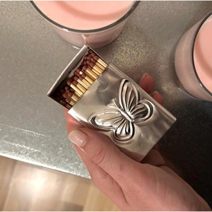 Boîte d'allumettes en aluminium argenté avec motif papillon en relief, durable pour un usage domestique - Product Image 6