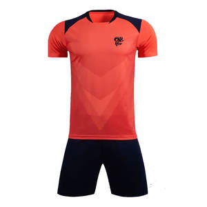 Uniforme de fútbol ligero y duradero hecho de poliéster y tela de malla, adecuado para partidos competitivos y práctica diaria. - Product Image 1