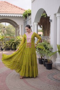 Robe longue élégante en soie pour femme, style indien Navratri, avec travail de miroirs et bordure en dentelle, style indien pakistanais, pour les occasions spéciales. - Product Image 5