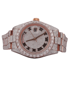 Reloj de Cuarzo de Alta Calidad con Diamantes Moissanite Blancos de Corte Redondo, Cierre Oculto y Esfera Romana, Disponible en Stock - Product Image 1