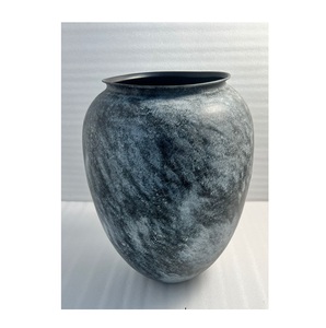 Pot de fleurs en fer artisanal avec finition patine blanche, idéal pour la décoration de la maison, du jardin et du balcon. - Product Image 6