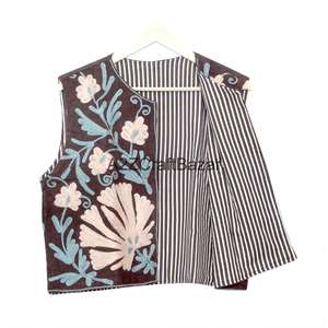 เสื้อแจ็คเก็ตผ้าฝ้ายพิมพ์ลายดอกไม้สไตล์วินเทจสำหรับผู้หญิงจาก A2ZCraftBazar ผ้าระบายอากาศดี มีโลโก้ด้านหลัง แขนสั้น - Product Image 6