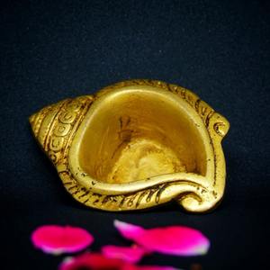 Lampe à huile moderne en laiton en forme de tige, faite à la main, légère, pour la décoration des temples et des maisons, idéale pour les festivals indiens, vente en gros - Product Image 4