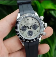 Reloj Modificado con Logotipo de Hércules, Movimiento Seiko VK63, Color Gris Plateado, Correa de Goma, Esfera con Números Árabes